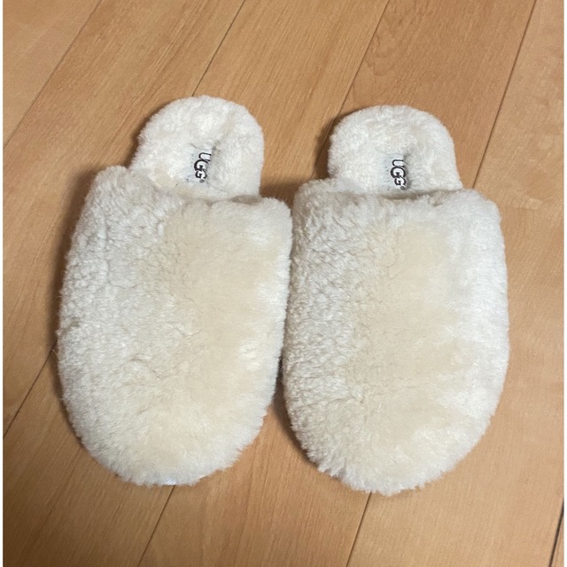 UGG(アグ)のアグ　UGG Fluff Scuff ルームシューズ　スリッパ　シープスキン インテリア/住まい/日用品のインテリア小物(スリッパ/ルームシューズ)の商品写真