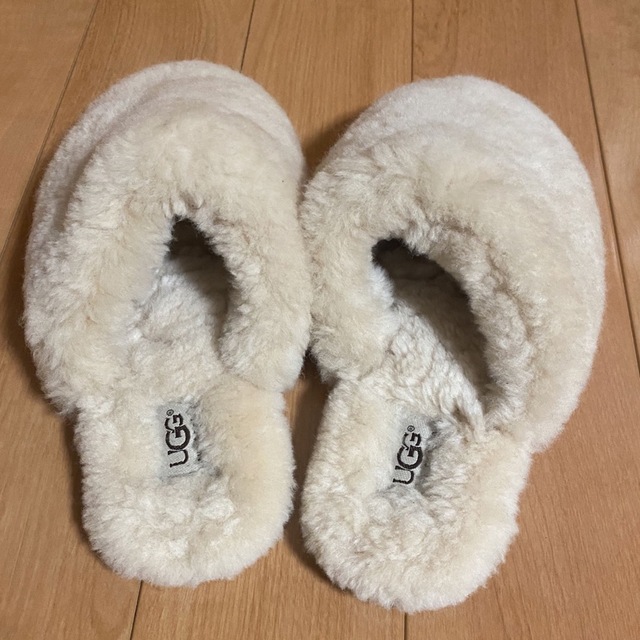 UGG(アグ)のアグ　UGG Fluff Scuff ルームシューズ　スリッパ　シープスキン インテリア/住まい/日用品のインテリア小物(スリッパ/ルームシューズ)の商品写真