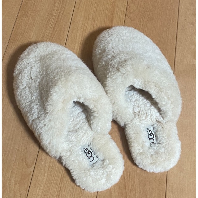 UGG(アグ)のアグ　UGG Fluff Scuff ルームシューズ　スリッパ　シープスキン インテリア/住まい/日用品のインテリア小物(スリッパ/ルームシューズ)の商品写真