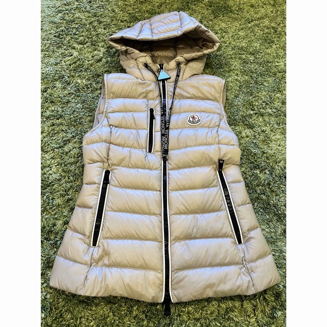 MONCLER(モンクレール)のMONCLER モンクレール　ダウンベスト レディースのジャケット/アウター(ダウンベスト)の商品写真