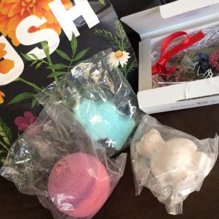 ラッシュ(LUSH)のラッシュ入浴剤 バスボム三種類 おまけでワックスバー付き(入浴剤/バスソルト)