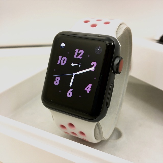 Apple Watch(アップルウォッチ)のApple Watch シリーズ3 NIKE アップルウォッチ  黒 セルラー スマホ/家電/カメラのスマホ/家電/カメラ その他(その他)の商品写真