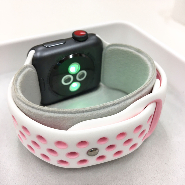 Apple Watch(アップルウォッチ)のApple Watch シリーズ3 NIKE アップルウォッチ  黒 セルラー スマホ/家電/カメラのスマホ/家電/カメラ その他(その他)の商品写真