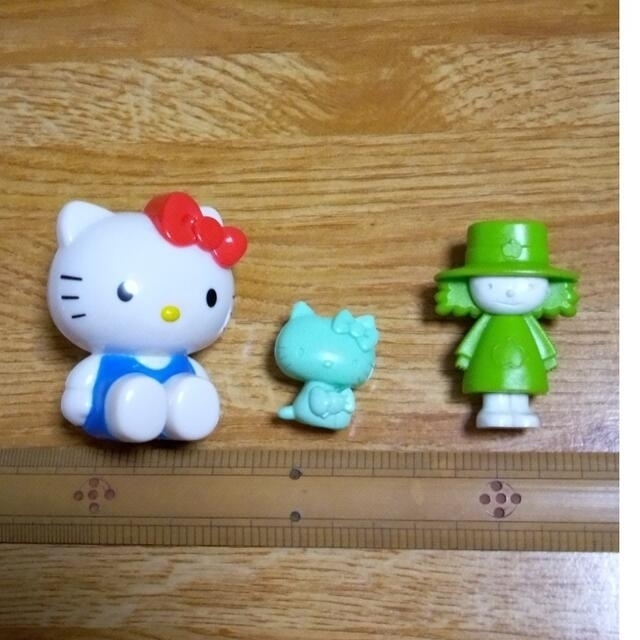 サンリオ(サンリオ)のハローキティちゃん人形　2体　と　ケシケシスタンプキティです。計3点 エンタメ/ホビーのおもちゃ/ぬいぐるみ(キャラクターグッズ)の商品写真