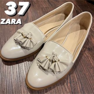 ザラ(ZARA)のZARA オフホワイト タッセル フラットシューズ ローファー エナメル 37 (ローファー/革靴)