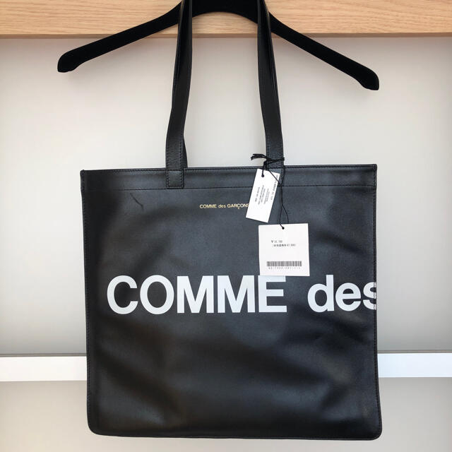 BLACK COMME des GARCONS(ブラックコムデギャルソン)のCOMME des GARCONS ヒュージロゴ　トートバッグ メンズのバッグ(トートバッグ)の商品写真