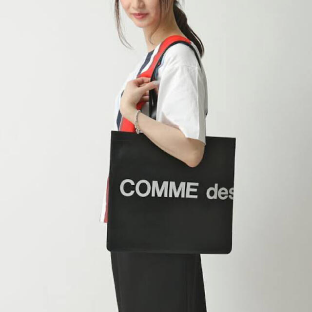 BLACK COMME des GARCONS(ブラックコムデギャルソン)のCOMME des GARCONS ヒュージロゴ　トートバッグ メンズのバッグ(トートバッグ)の商品写真