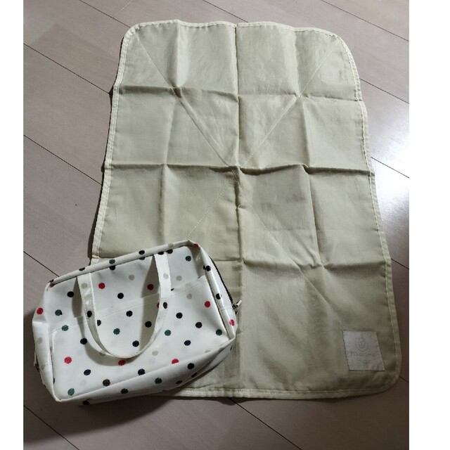 ROOTOTE(ルートート)のルートートのオムツシートとポーチのセット キッズ/ベビー/マタニティのおむつ/トイレ用品(ベビーおむつバッグ)の商品写真