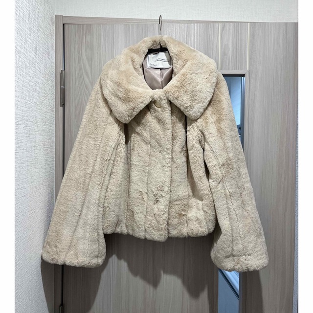 Her lip to(ハーリップトゥ)のWinter Love Faux Fur Coat ベージュ M  クリーニング レディースのジャケット/アウター(毛皮/ファーコート)の商品写真