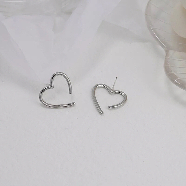 BEAMS(ビームス)の【新品】fragile heart pierce / silver レディースのアクセサリー(ピアス)の商品写真