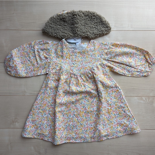 【新品】女のコ　花柄ワンピース　付け襟２点セット　オレンジ　９０ キッズ/ベビー/マタニティのキッズ服女の子用(90cm~)(ワンピース)の商品写真