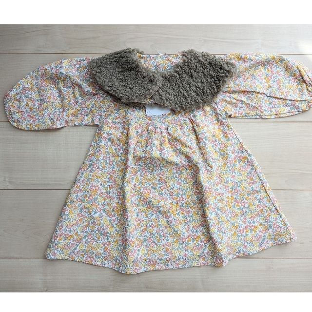 【新品】女のコ　花柄ワンピース　付け襟２点セット　オレンジ　９０ キッズ/ベビー/マタニティのキッズ服女の子用(90cm~)(ワンピース)の商品写真