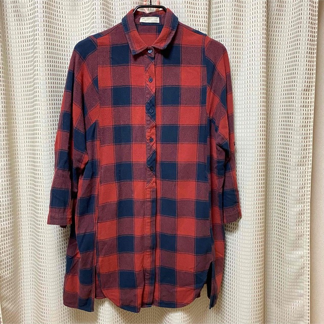 赤チェックのロングシャツ レディースのトップス(シャツ/ブラウス(長袖/七分))の商品写真