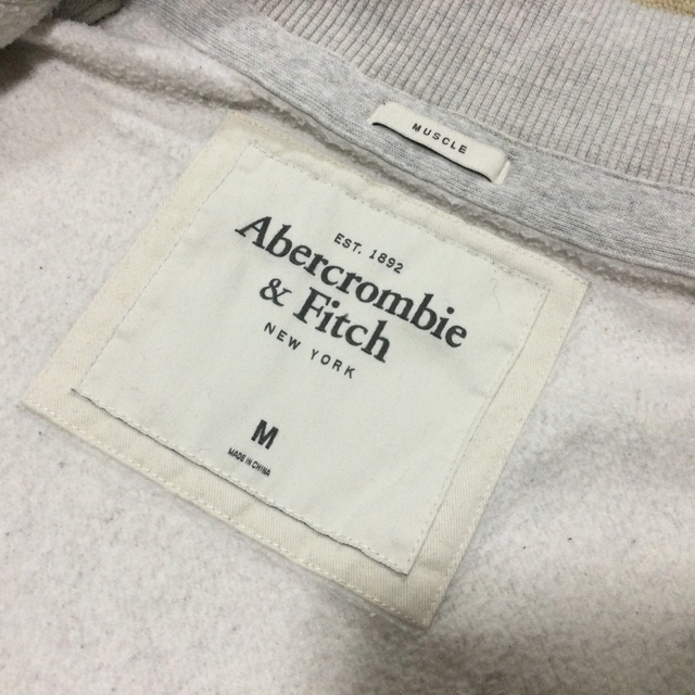 Abercrombie&Fitch(アバクロンビーアンドフィッチ)のアバクロンビー&フィッチ　トラックジャケット　Mサイズ メンズのトップス(パーカー)の商品写真