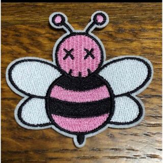 KAWS カウズ　蜂　ハチ　Bee ピンク　刺繍　アイロン　ワッペン　DIY(各種パーツ)