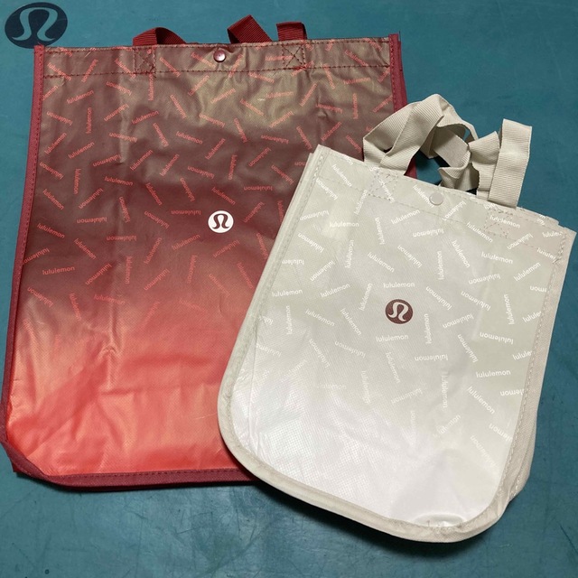 lululemon(ルルレモン)のルルレモン 最新版　ショップ袋　2枚セット レディースのバッグ(ショップ袋)の商品写真