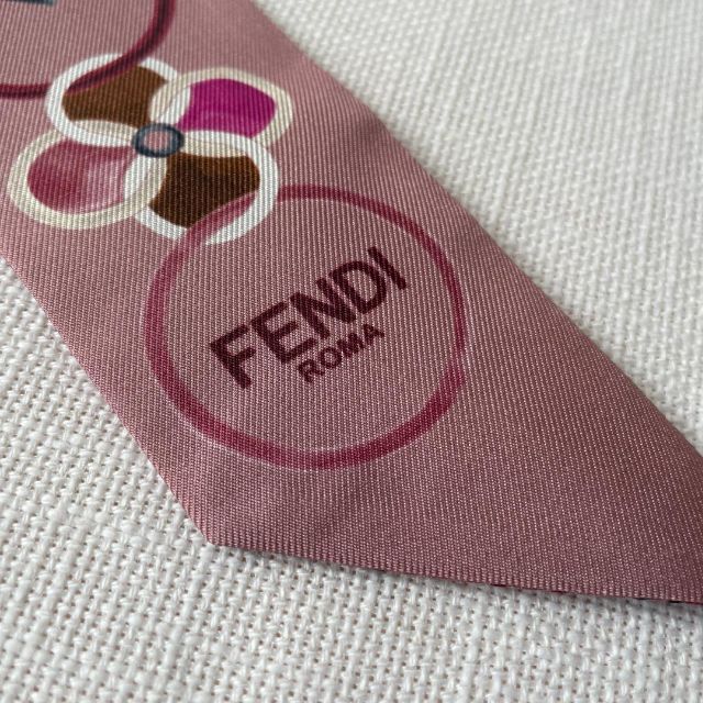 FENDI(フェンディ)のフェンディ ラッピー シルクスカーフ 総柄 エレガント 上品 お洒落 箱・タグ付 レディースのファッション小物(バンダナ/スカーフ)の商品写真