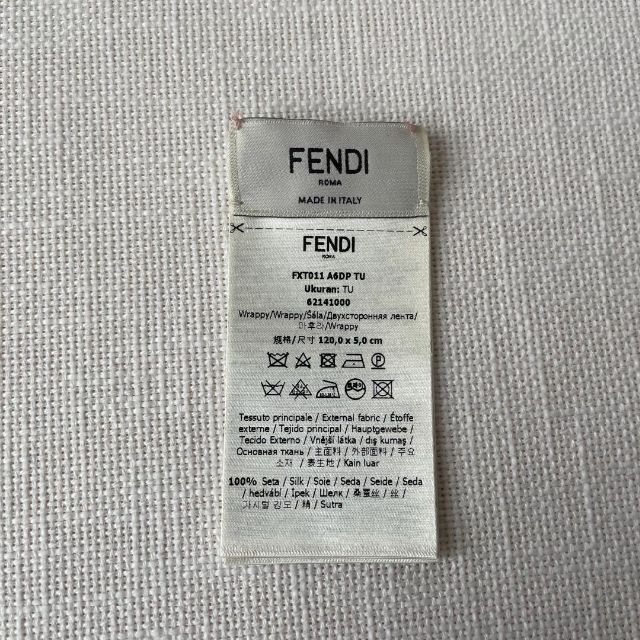 FENDI(フェンディ)のフェンディ ラッピー シルクスカーフ 総柄 エレガント 上品 お洒落 箱・タグ付 レディースのファッション小物(バンダナ/スカーフ)の商品写真