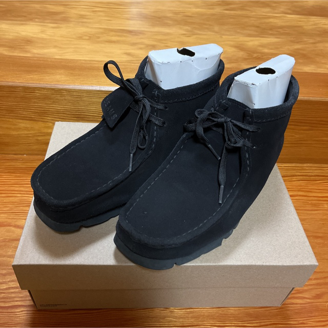 BEAMS(ビームス)のClarks×BEAMS 別注ワラビー　GORE-TEX（R）ブラック（9） メンズの靴/シューズ(ブーツ)の商品写真