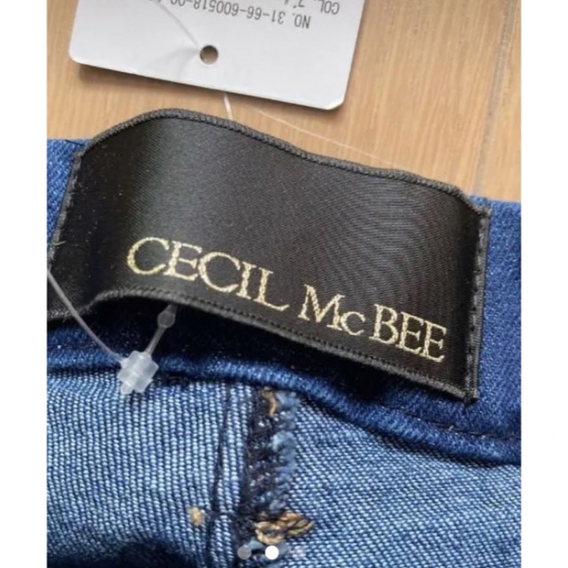CECIL McBEE(セシルマクビー)のセシルマクビー　デニムパンツ　未使用タグ付 レディースのパンツ(デニム/ジーンズ)の商品写真