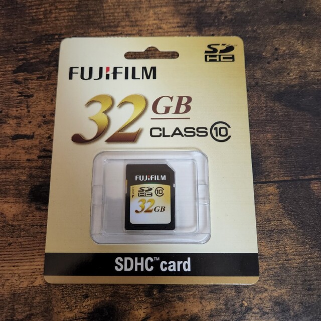 富士フイルム(フジフイルム)のFUJIFILM SDカード 32GB+ステッカー スマホ/家電/カメラのカメラ(その他)の商品写真