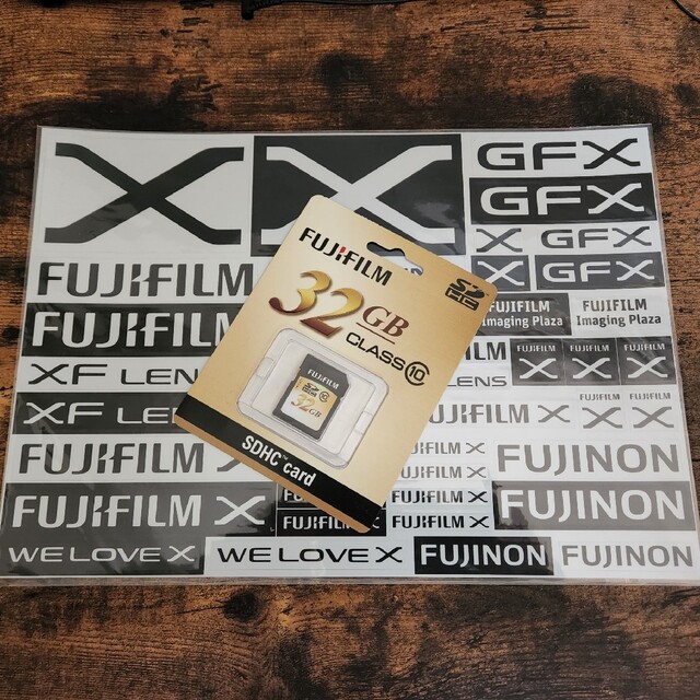 富士フイルム(フジフイルム)のFUJIFILM SDカード 32GB+ステッカー スマホ/家電/カメラのカメラ(その他)の商品写真