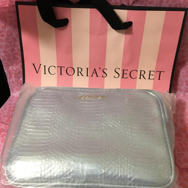 Victoria's Secret(ヴィクトリアズシークレット)のVictoria's Secret チェーンバッグ&グロスおまけ レディースのバッグ(ショルダーバッグ)の商品写真