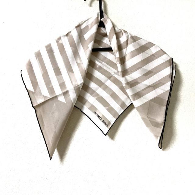 未使用 HERMES スカーフ ガヴロッシュカレ45 シルク100% タグ有 未使用 HERMES スカーフ ガヴロッシュカレ45 シルク100% タグ有