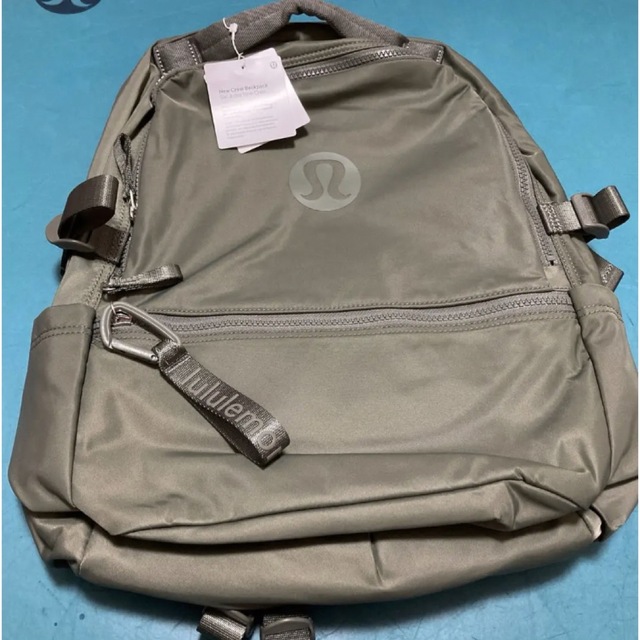 lululemon(ルルレモン)のルルレモン リュック 新品タグ付 22L 今大流行のアーミーグリーン 日本未入荷 メンズのバッグ(バッグパック/リュック)の商品写真