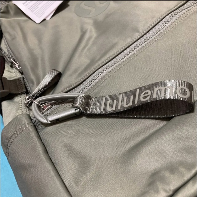 lululemon(ルルレモン)のルルレモン リュック 新品タグ付 22L 今大流行のアーミーグリーン 日本未入荷 メンズのバッグ(バッグパック/リュック)の商品写真