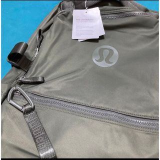 ルルレモン(lululemon)のルルレモン リュック 新品タグ付 22L 今大流行のアーミーグリーン 日本未入荷(バッグパック/リュック)