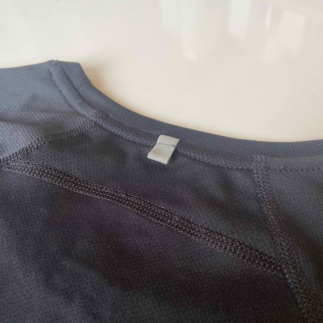 NIKE(ナイキ)の新品タグ付き☆NIKE RUN FIT DRY  Tシャツ　黒×シルバー　M レディースのトップス(Tシャツ(半袖/袖なし))の商品写真