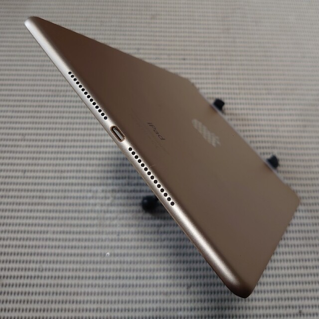iPad(アイパッド)の完動品iPad Air2(A1567)本体16GBゴールドDOCOMO送料込 スマホ/家電/カメラのPC/タブレット(タブレット)の商品写真