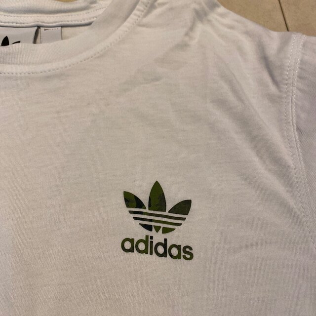 adidas(アディダス)のadidasエッセンシャルズ 半袖Tシャツ カモ柄 メンズLサイズ メンズのトップス(Tシャツ/カットソー(半袖/袖なし))の商品写真