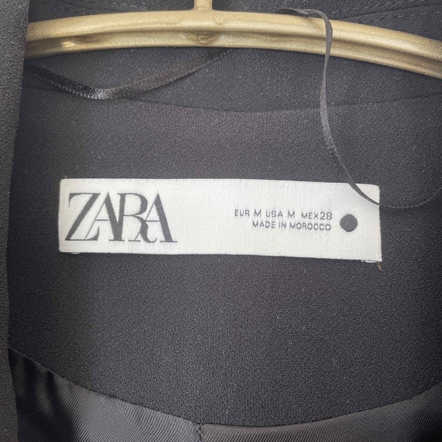 ZARA(ザラ)のZARA  スリット入りベスト　Mサイズ　クーポンでお得に！ レディースのトップス(ベスト/ジレ)の商品写真