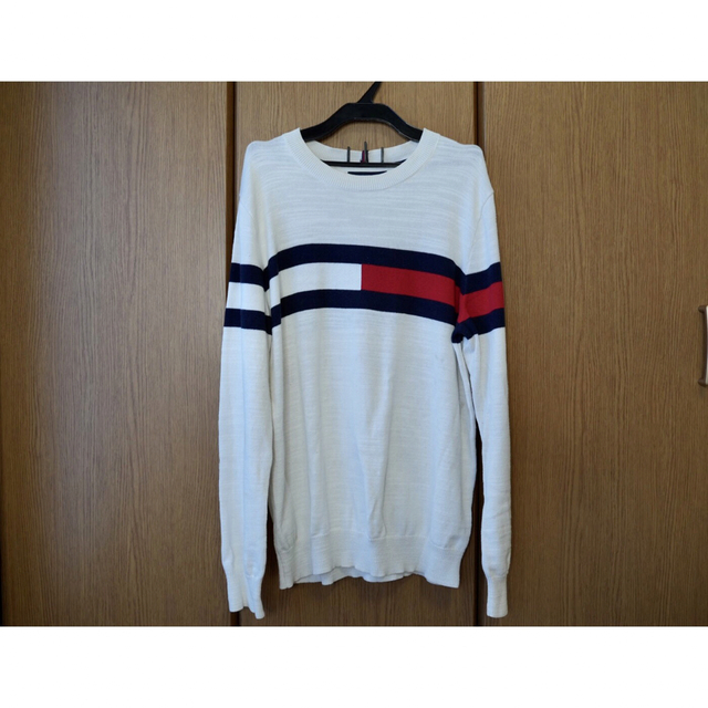 TOMMY HILFIGER(トミーヒルフィガー)のTOMMY HILFIGER限定白ニット メンズのトップス(ニット/セーター)の商品写真