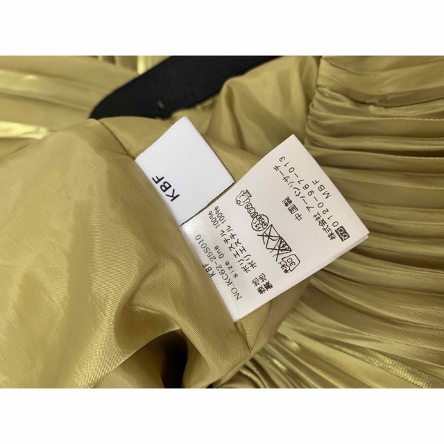 KBF(ケービーエフ)のKBFメタリックプリーツスカート　黄色イエロー レディースのスカート(ロングスカート)の商品写真
