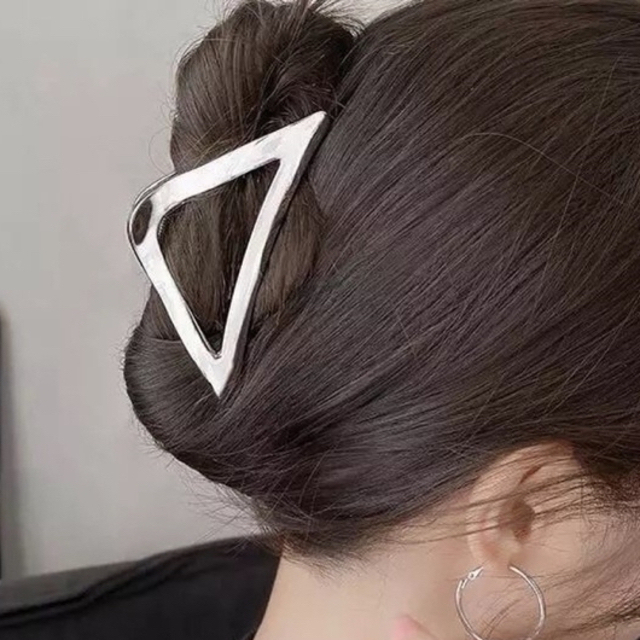 メタルヘアクリップ　三角.トライアングル　シルバー　韓国 レディースのヘアアクセサリー(バレッタ/ヘアクリップ)の商品写真