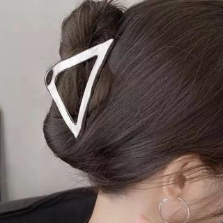 メタルヘアクリップ　三角.トライアングル　シルバー　韓国(バレッタ/ヘアクリップ)