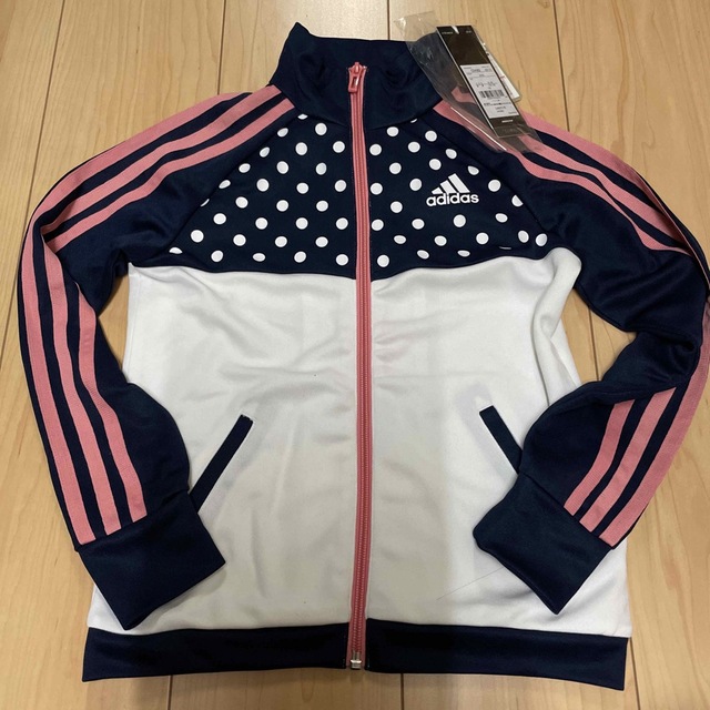 adidas(アディダス)の新品　アディダス　ジャージ　130   上　上着　ネイビー　女の子　女　ピンク キッズ/ベビー/マタニティのキッズ服女の子用(90cm~)(ジャケット/上着)の商品写真