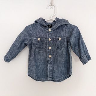 ベビーギャップ(babyGAP)のBabyGAP　デニムシャツ風　パーカー　70cm(シャツ/カットソー)