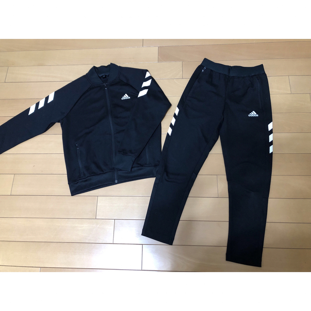 adidas(アディダス)のadidas 150☆ジャージ上下&トップス3点セット☆ブラック スポーツ/アウトドアのサッカー/フットサル(ウェア)の商品写真