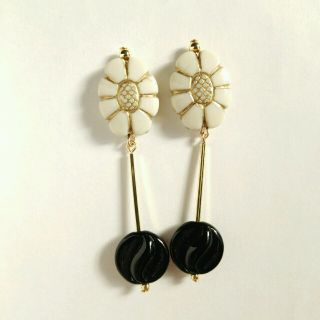 フラワー ピアス／イヤリング ハンドメイド (ピアス)