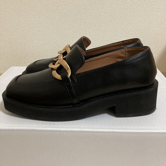 Mila Owen(ミラオーウェン)のミラオーウェン　プラットフォーム チェーン ローファー　黒 レディースの靴/シューズ(ローファー/革靴)の商品写真