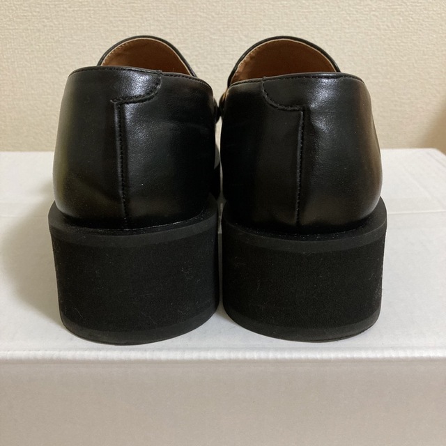 Mila Owen(ミラオーウェン)のミラオーウェン　プラットフォーム チェーン ローファー　黒 レディースの靴/シューズ(ローファー/革靴)の商品写真