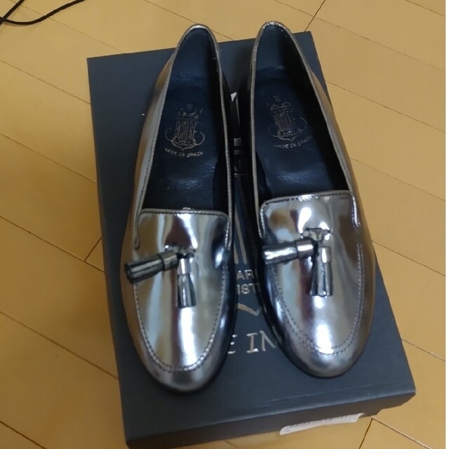 BONTRE(ボントレ)のボントレ 新品未使用✨ エナメル ローファー シルバー グレー タッセル 革靴 レディースの靴/シューズ(ローファー/革靴)の商品写真
