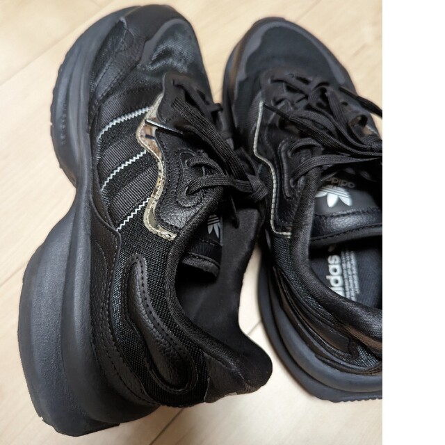adidas(アディダス)のアディダス　黒色スニーカー　24.5cm レディースの靴/シューズ(スニーカー)の商品写真