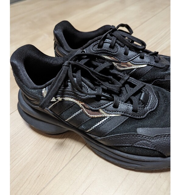 adidas(アディダス)のアディダス　黒色スニーカー　24.5cm レディースの靴/シューズ(スニーカー)の商品写真