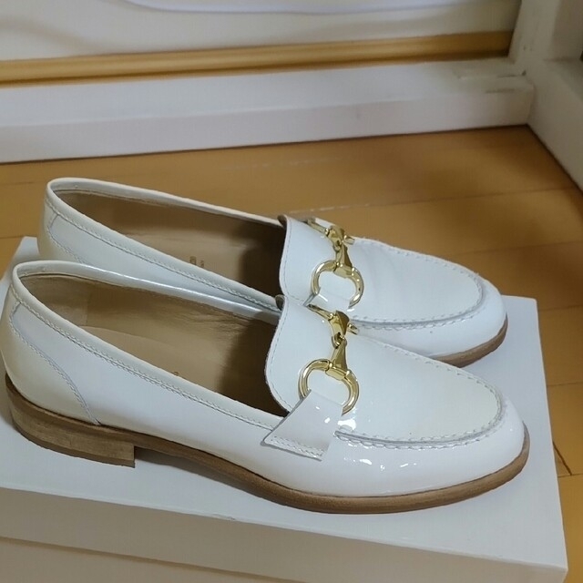 LucaGrossi(ルカグロッシ)のルカグロッシ ローファー 革靴 ホワイト エナメル 超美品💖 レディースの靴/シューズ(ブーツ)の商品写真