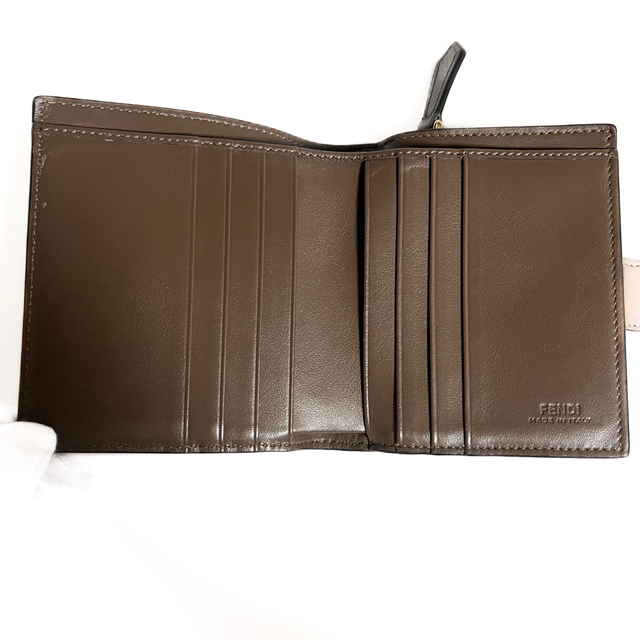 【FENDI フェンディ】折り財布　二つ折り財布　ズッカ柄　アナグラムほぼ新品美USEDの商品